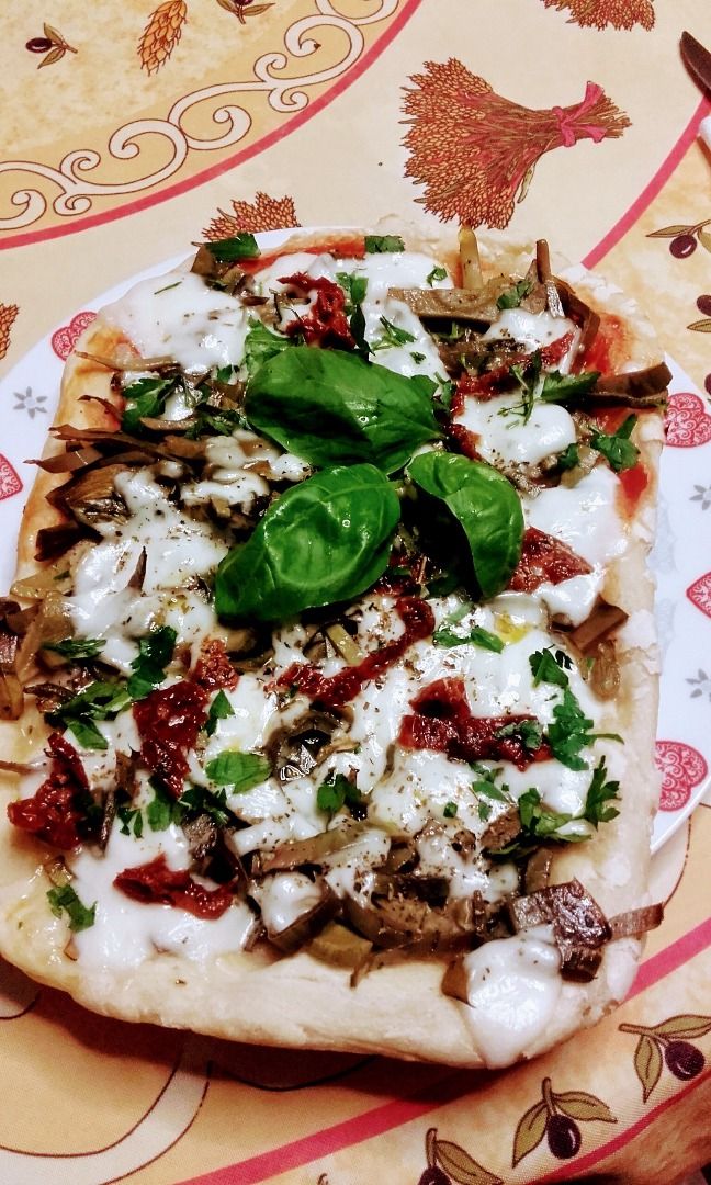 immagine post Pizza con carciofi freschi e pomodori secchi
