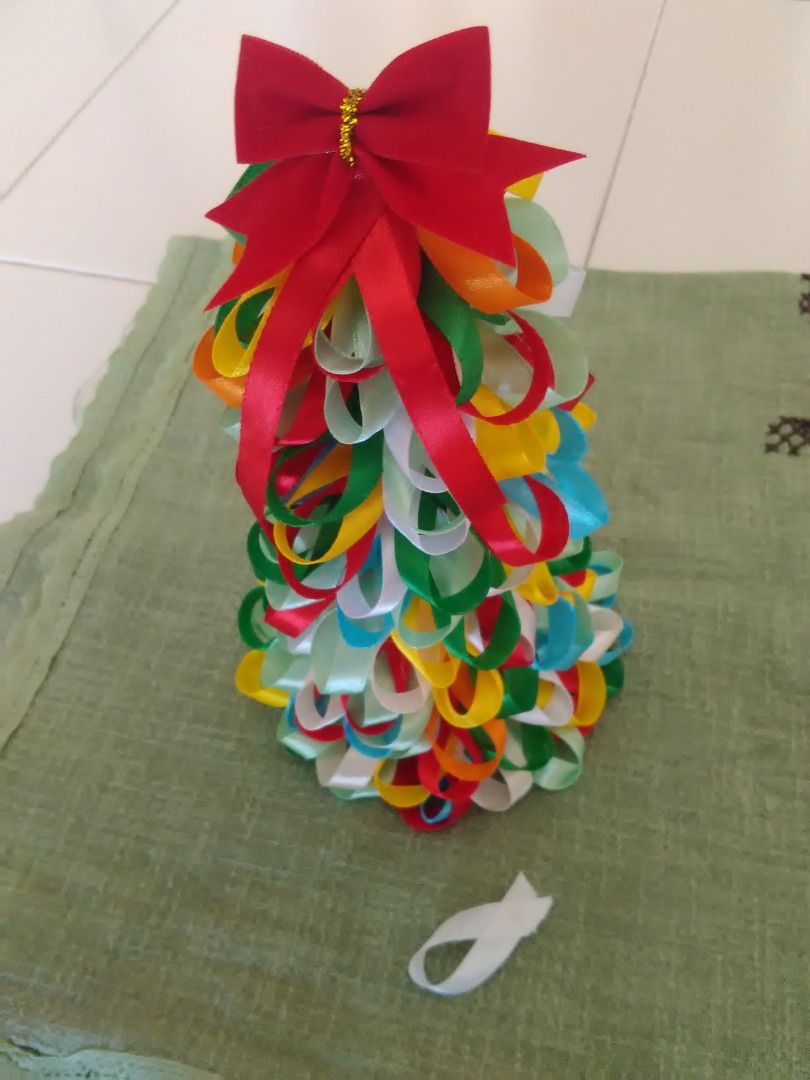 immagine post Albero di natale fatto con pezzetti di nastrini