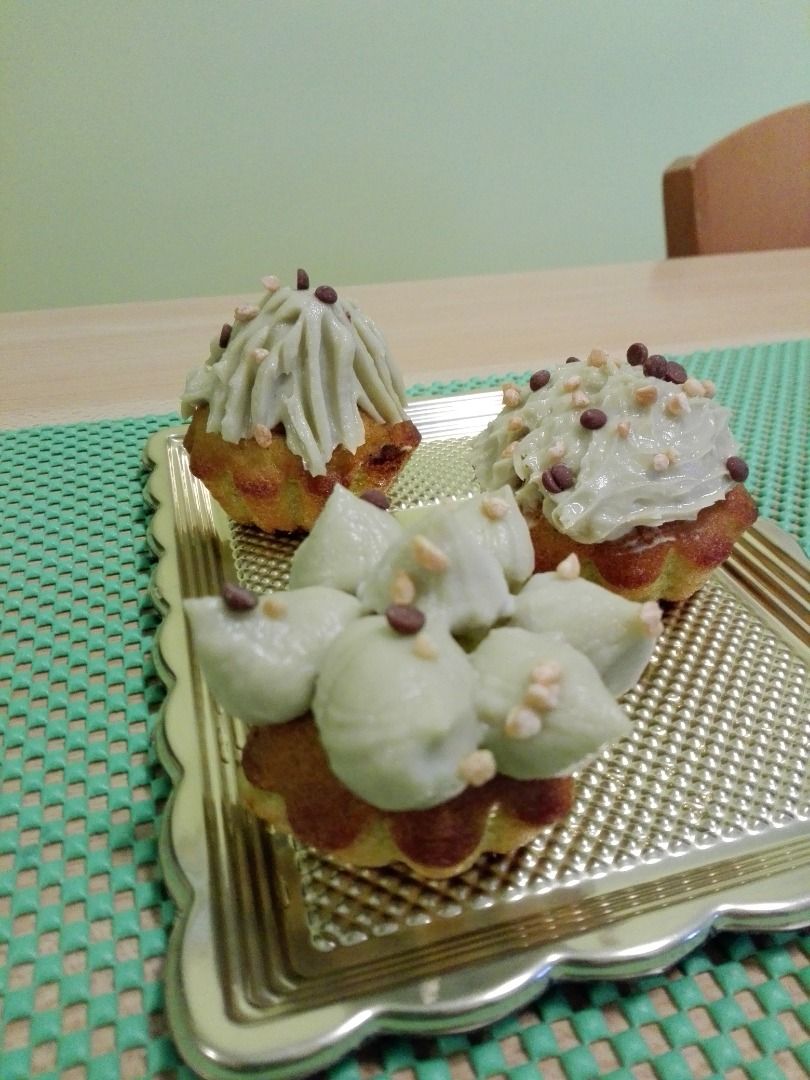 immagine post Tortini con frosting  al pistacchio