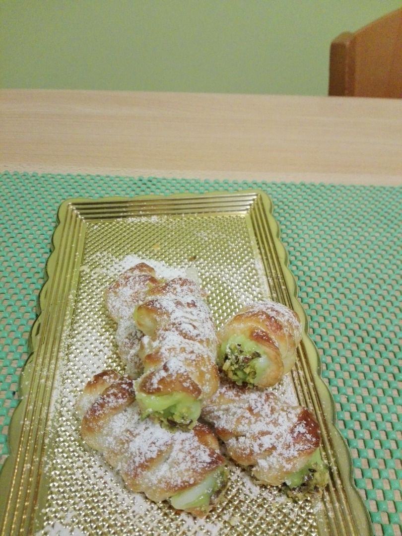 immagine post Cannoli di sfoglia con crema al pistacchio