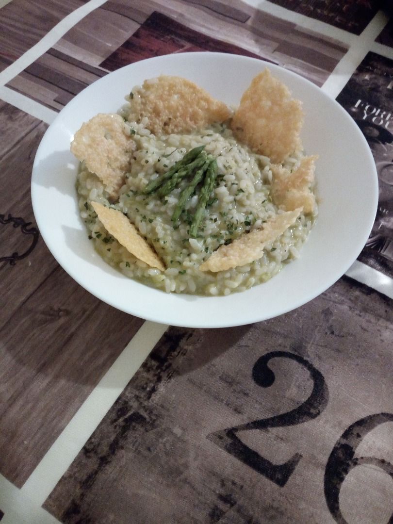 immagine post Risotto agli asparagi con cialde di parmigiano