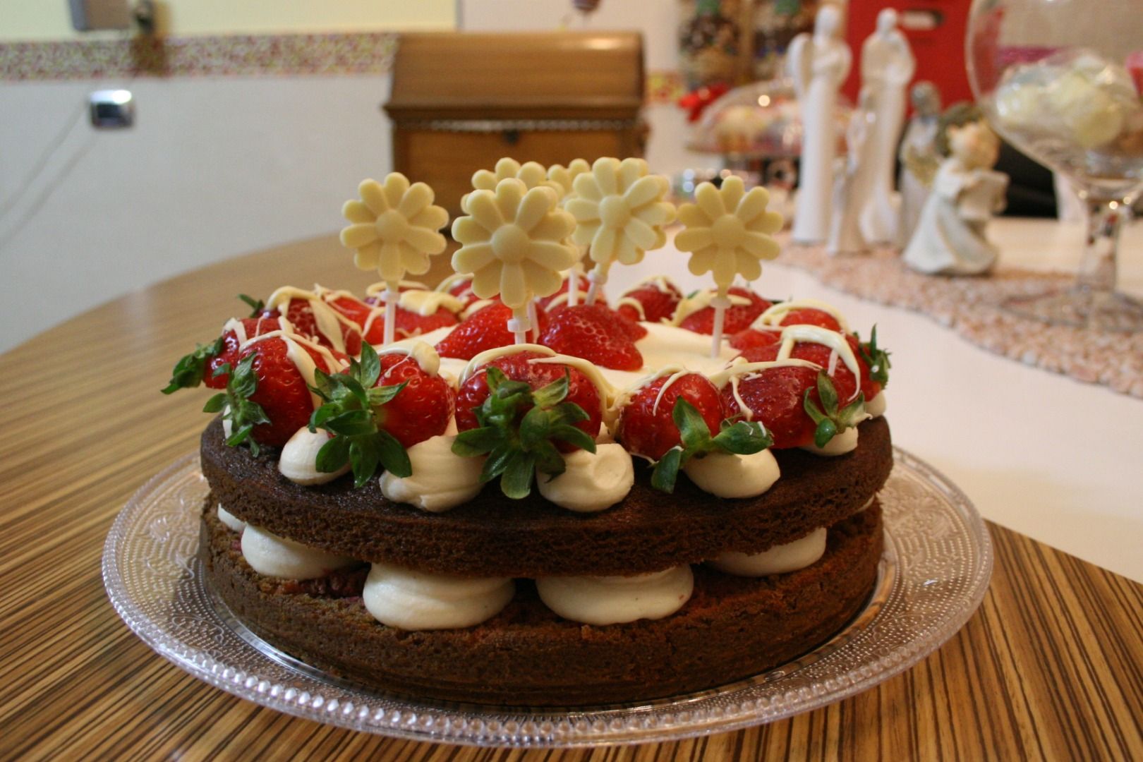 immagine post Torta con fragole e margherite di cioccolato bianco