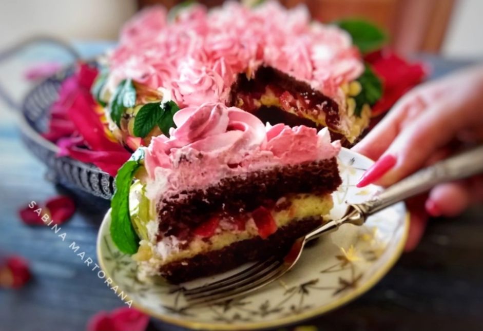 immagine post Torta cuore con fragole e crema pasticcera