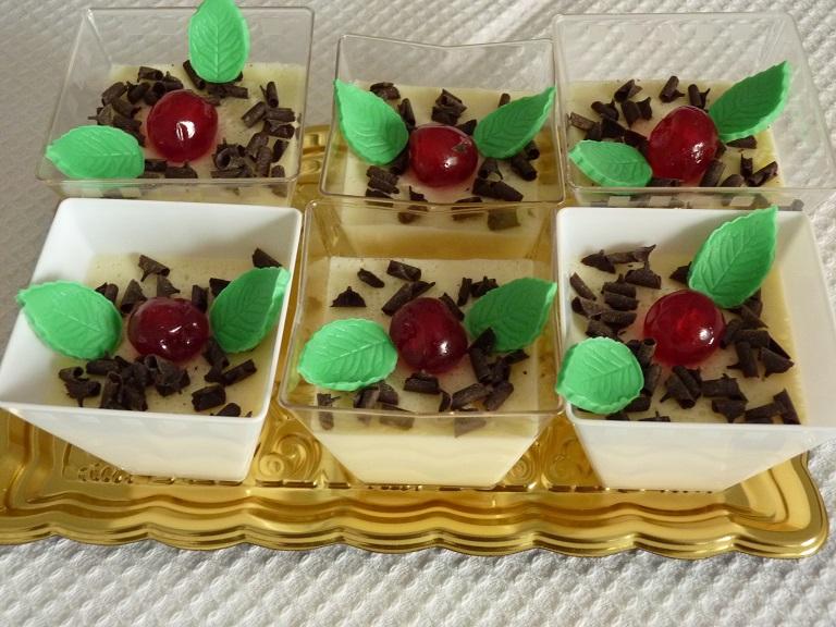 Panna cotta con ciliegine candite e riccioli di cioccolato