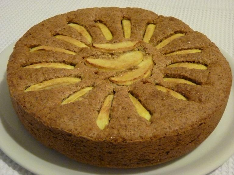 Torta di pane integrale con nocciole e mele, ricetta di riciclo