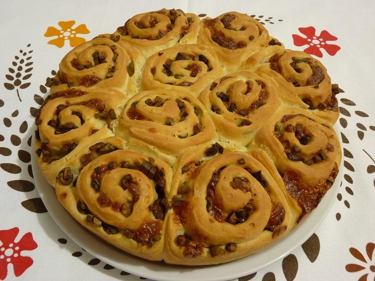 Roselline di pane con olive, wurstel e scamorza