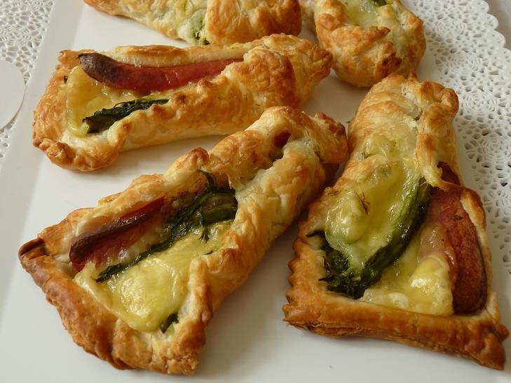 Sfogliatine con asparagi, emmental e wurstel