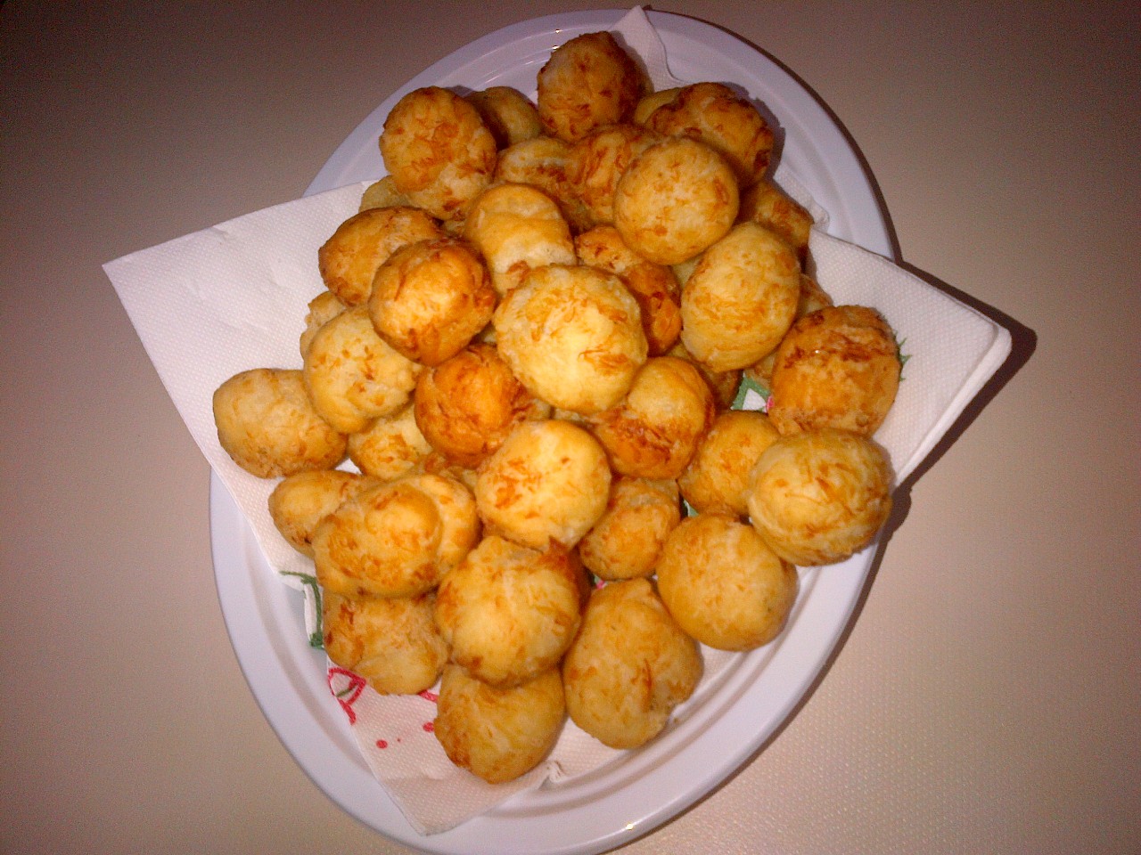 Zeppoline di baccalà e zeppoline di salmone affumicato