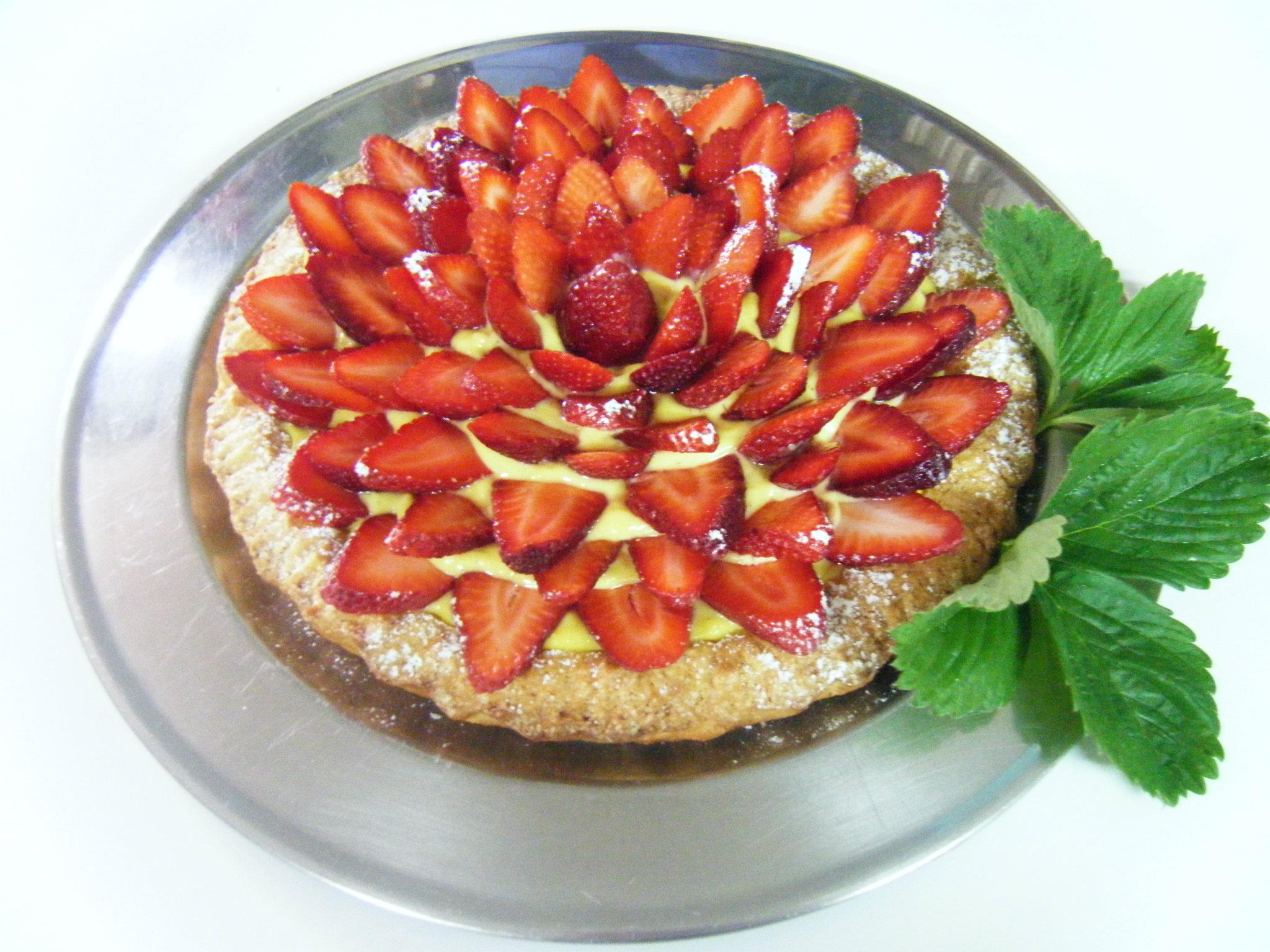 crostata con crema pasticcera e fragole