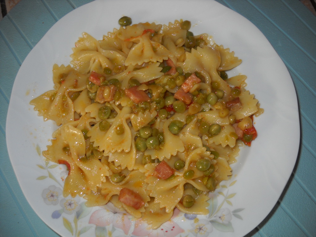 FARFALLE  CON PROSCIUTTO  E PISELLI