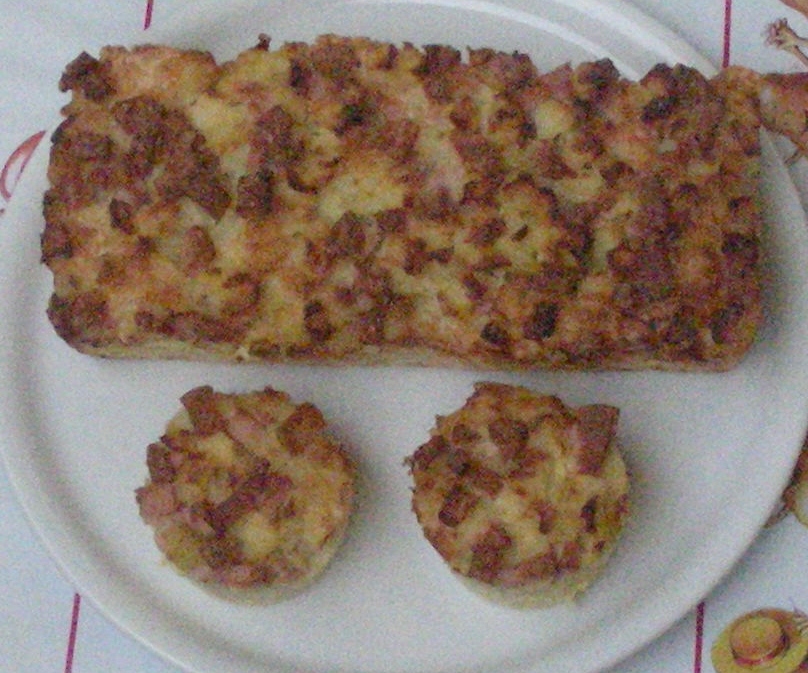 plum-cake di patate, wurstel e formaggio