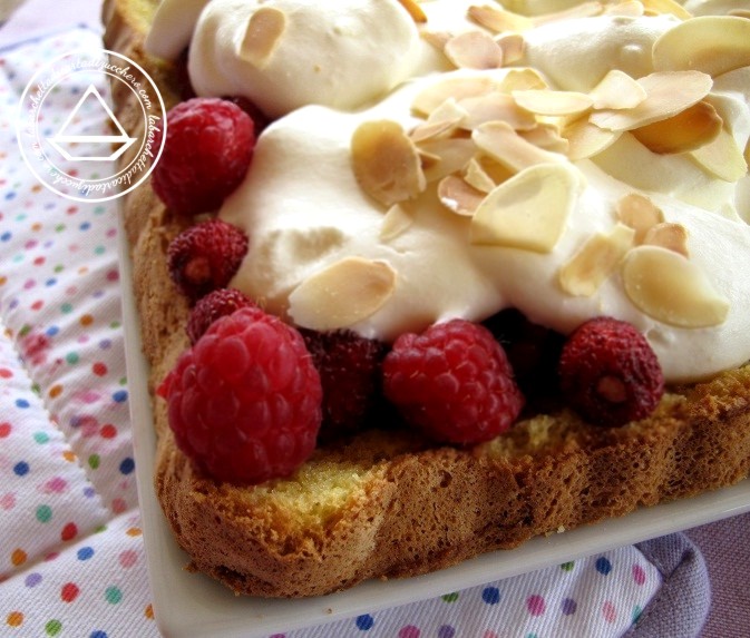 Trifle piatto al limone, lamponi e fragoline di bosco