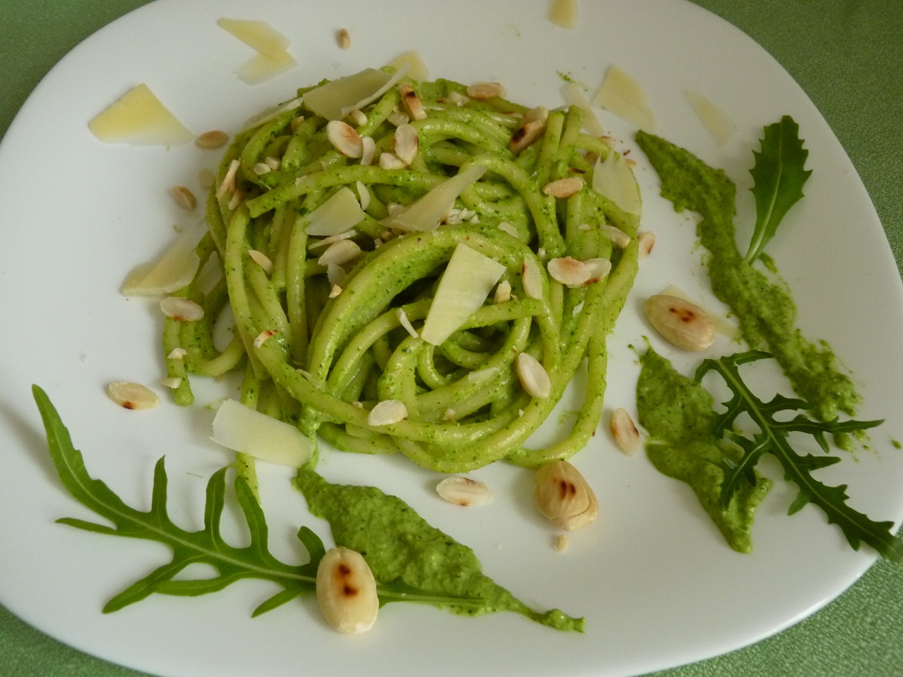 BUCATINI CON PESTO ALLA RUCOLA