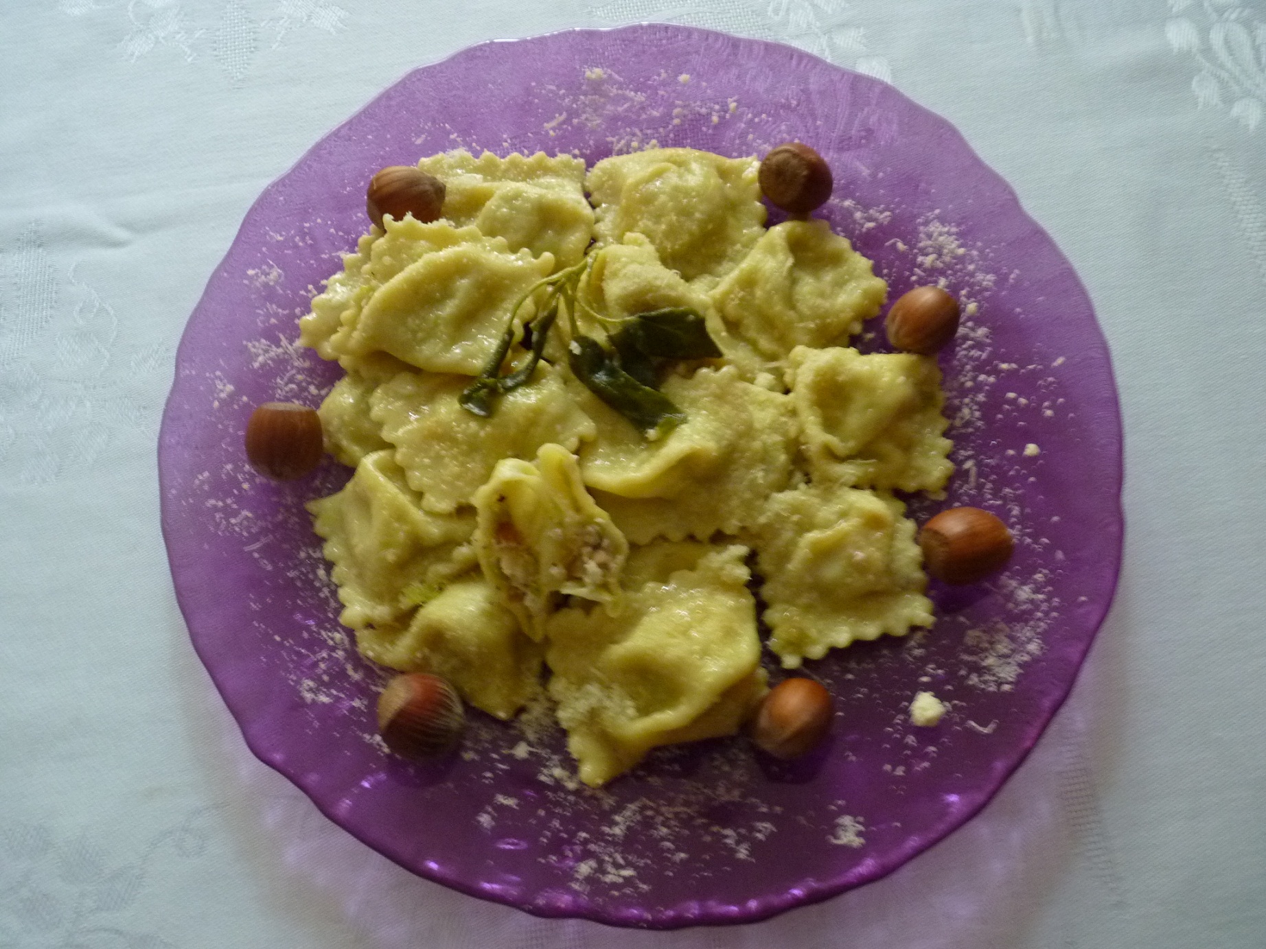 ravioli con porri, ricotta e nocciole