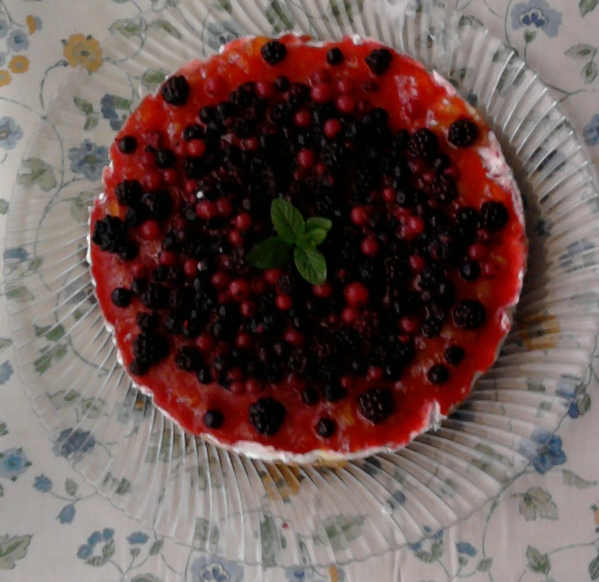 torta fredda di yogurt con gelatina e frutti di bosco