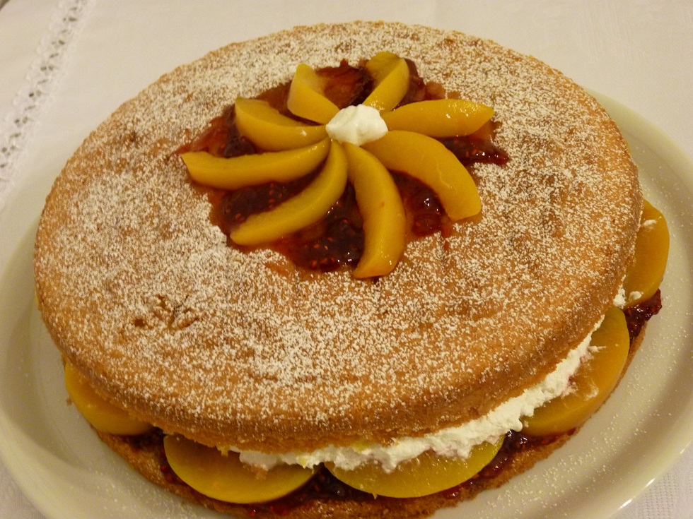 TORTA CON PESCHE E CREMA