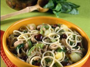 Spaghetti con tonno e verdure