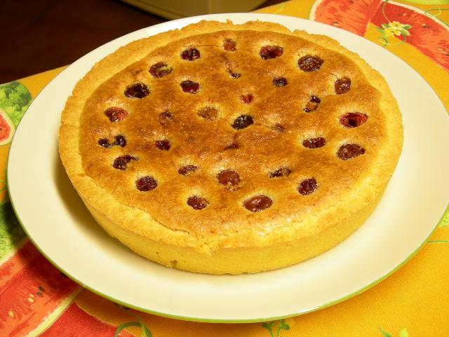 Crostata con crema e ciliegie