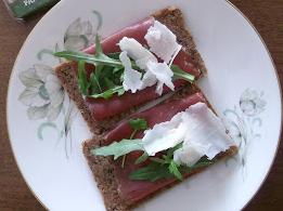 ANTIPASTO CON BRESAOLA, RUCOLA E SCAGLIE DI GRANA