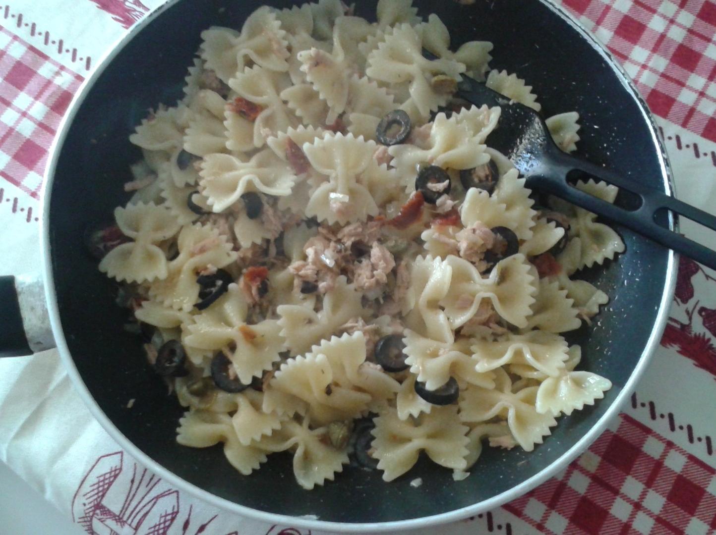 Ricetta Pasta tonno, olive, capperi, pomodori secchi e ...