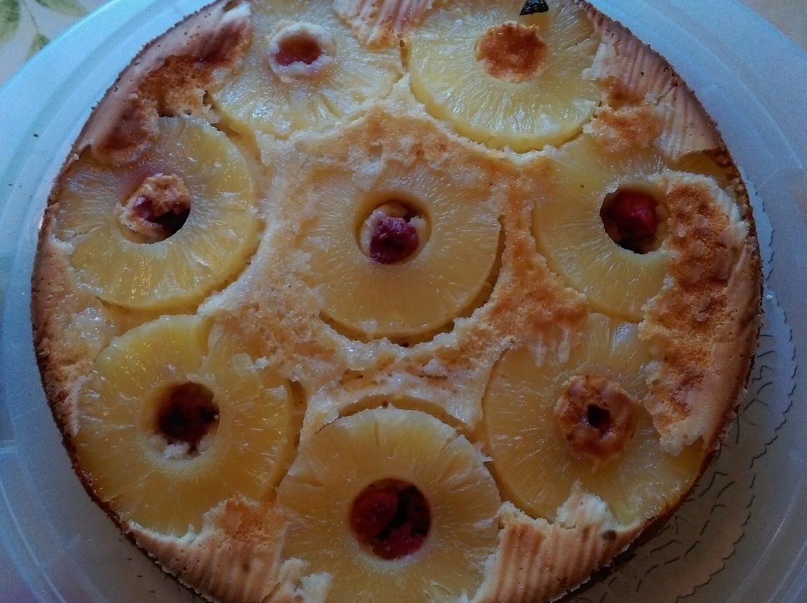 torta con ananas e lamponi