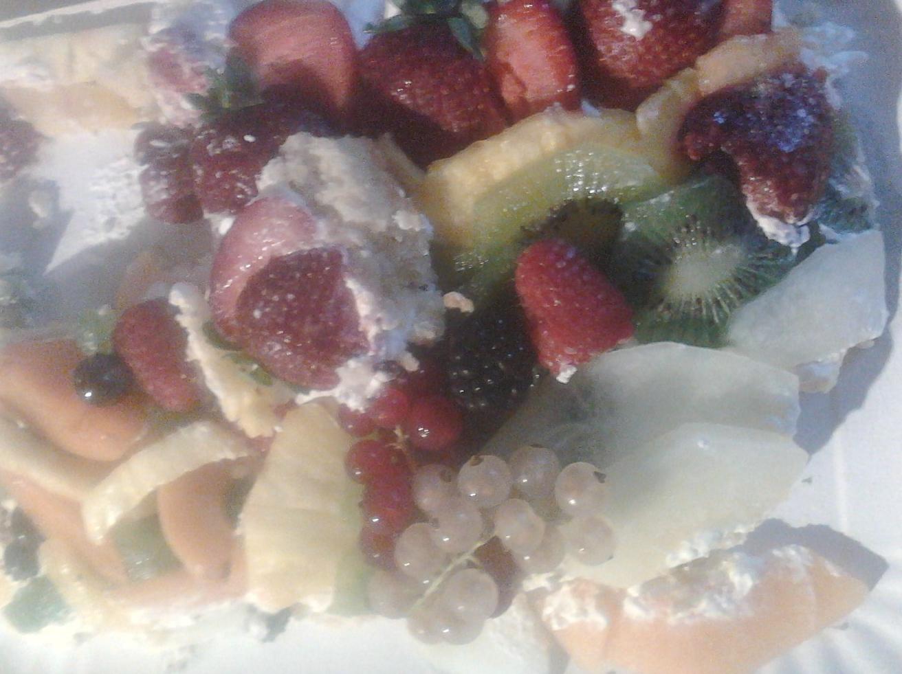 Crostata con mandorle, frutta e chantilly