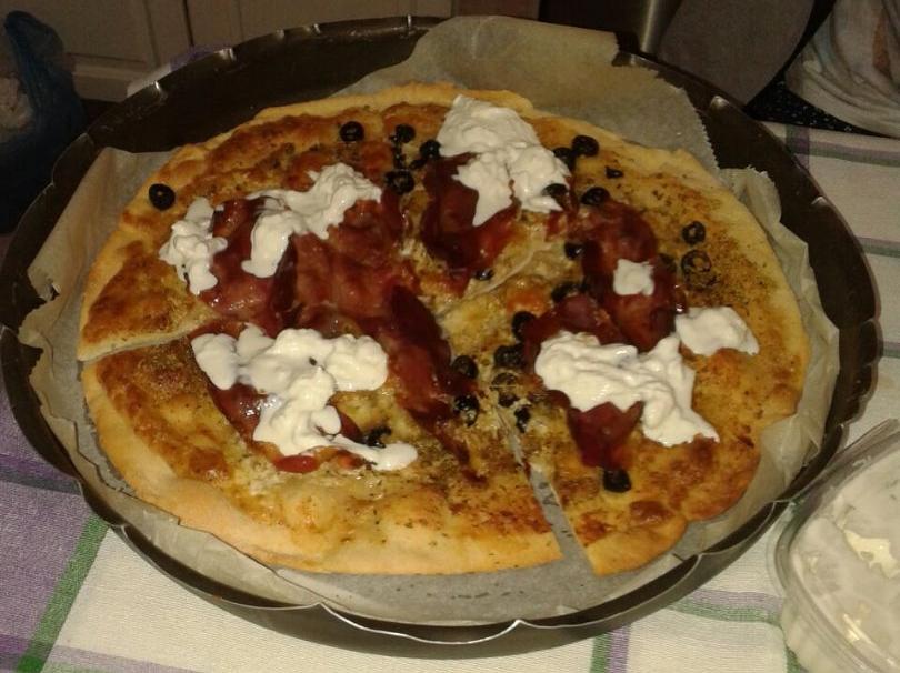 Pizza stracciatella e prosciutto