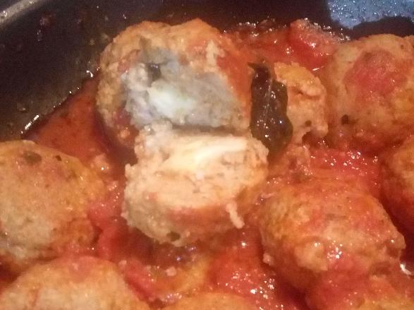 Polpette alla pizzaiola con cuore di mozzarella