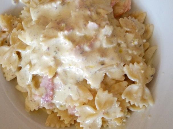 Farfalle con panna e pesto di pistacchio