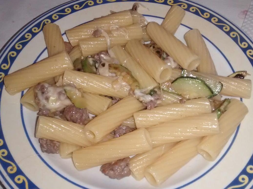 Rigatoni salsiccia zucchine e mozzarella