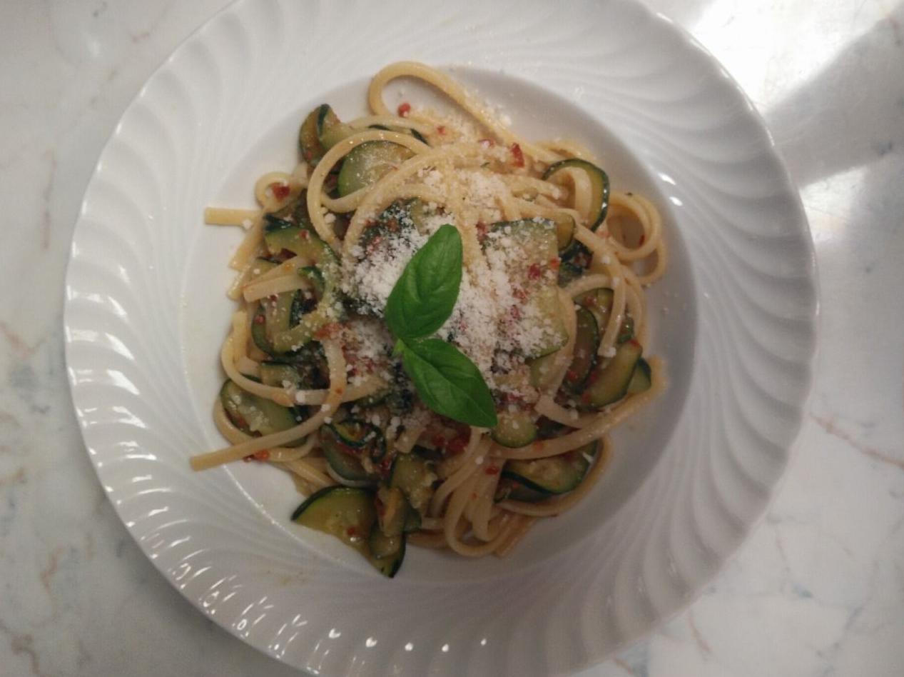 Spaghetti zucchine e pomodoro secco