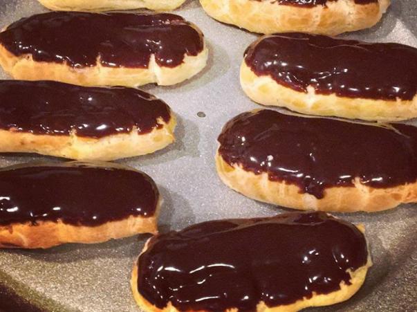 Eclair  ripieni di panna e ricoperti con cioccolato