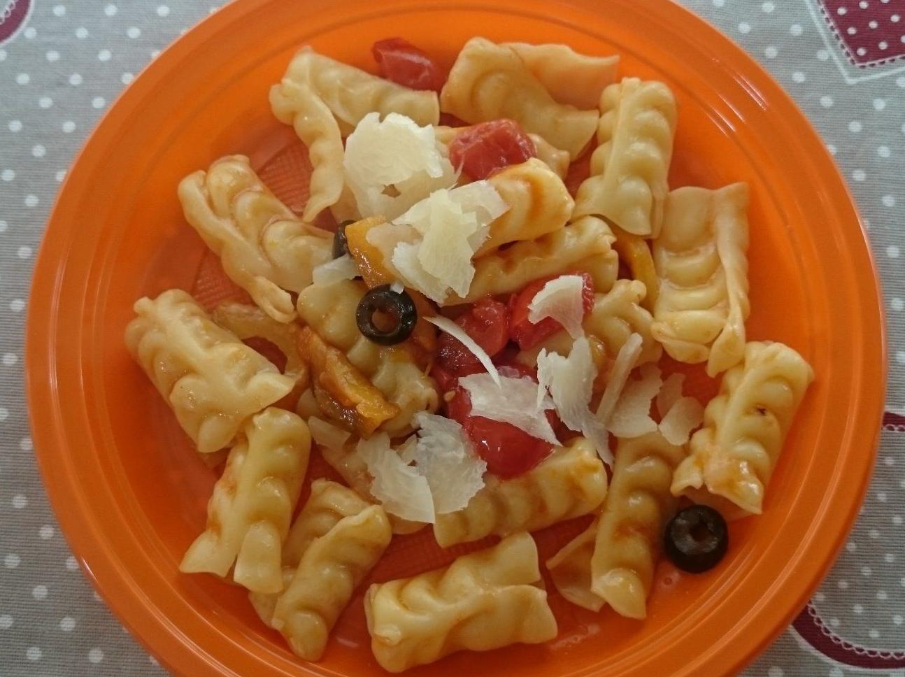 Pasta con peperoni, pomodorini e ....