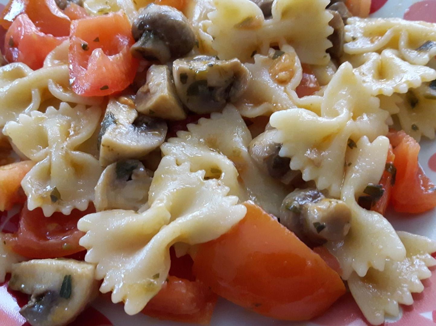 Farfalle con pomodoro fresco e funghi