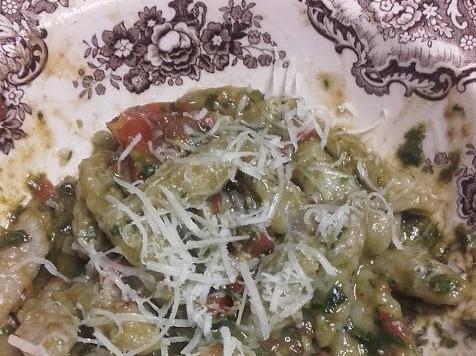 Gnocchi di patate con pesto e pomodorini