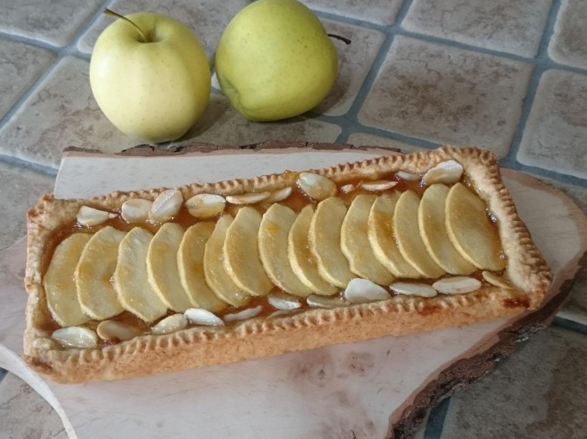 Crostata con mele e confettura di pesche