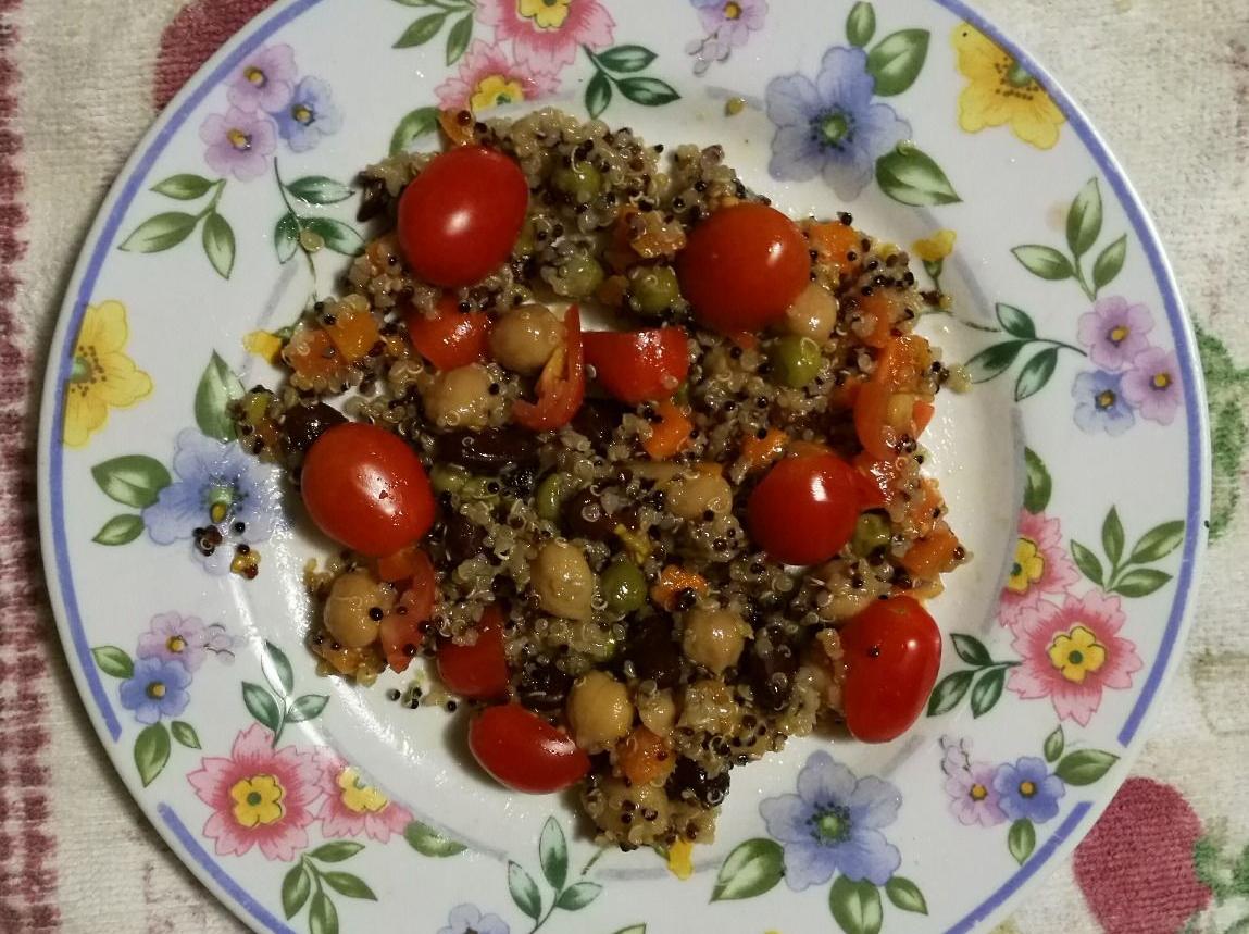 Quinoa con legumi e pomodorini