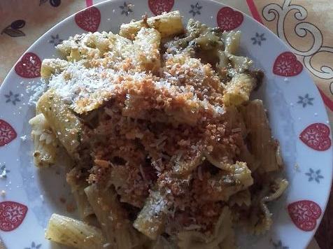 Pasta con tonno, pesto di basilico e pomdori secchi e briciole croccanti