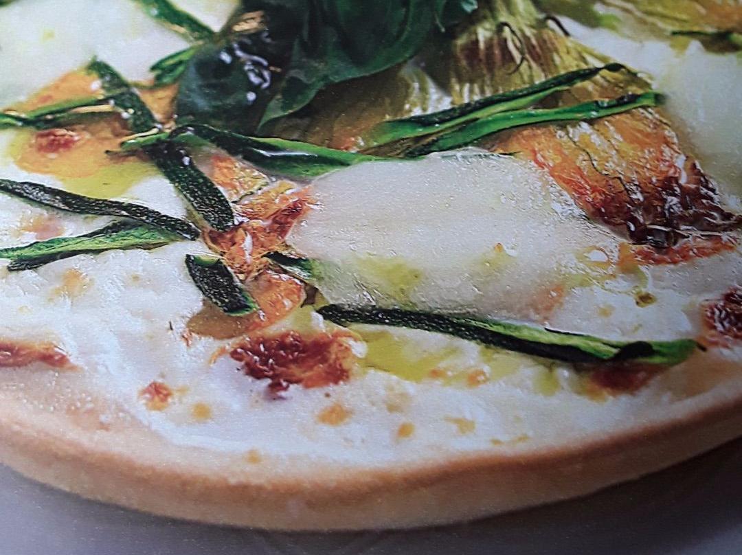 Pizza con stracchino e fiori di zucchina