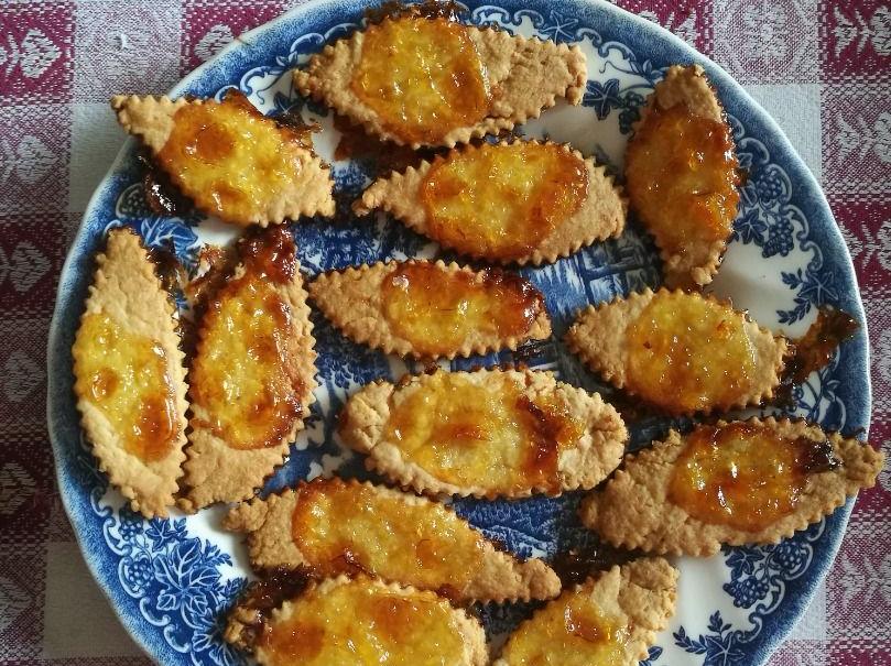 Biscottini al burro con marmellata di pesche