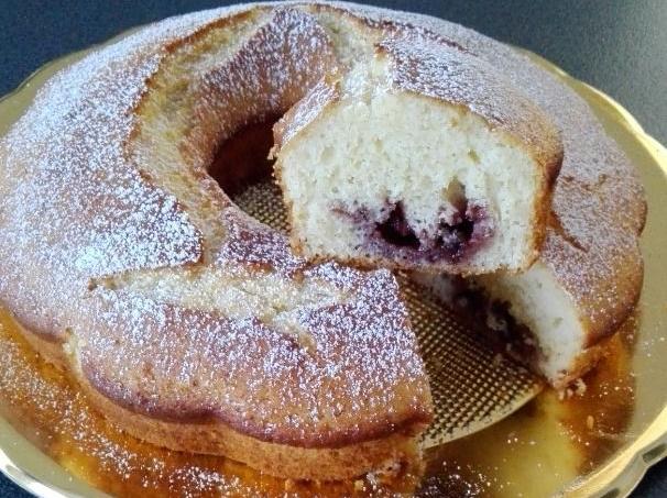 Ciambellone ripieno alla marmellata