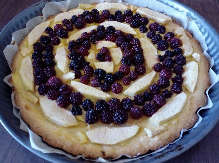 Crostata con crema pasticcera, mele e more