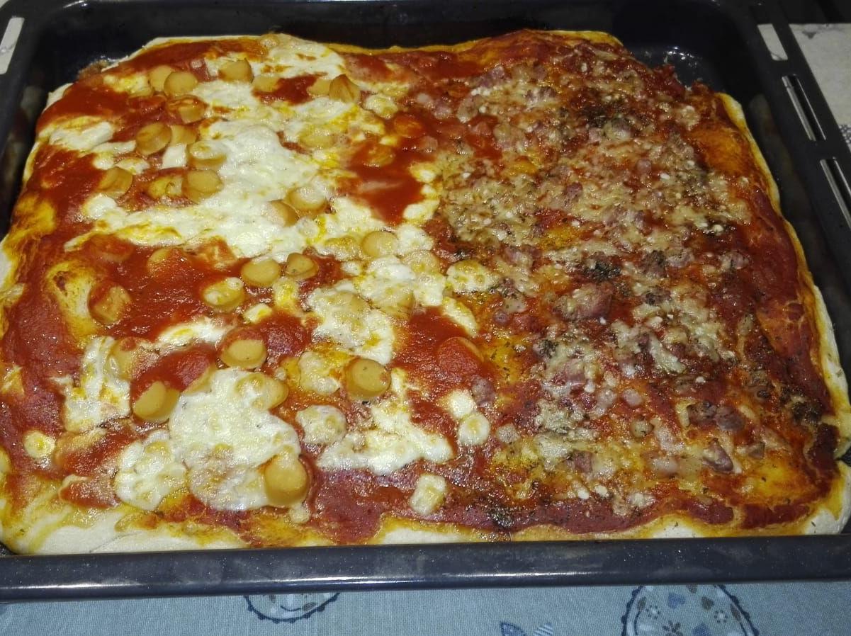 Pizza metà  wurstel e scamorza e metà pancetta e fagioli