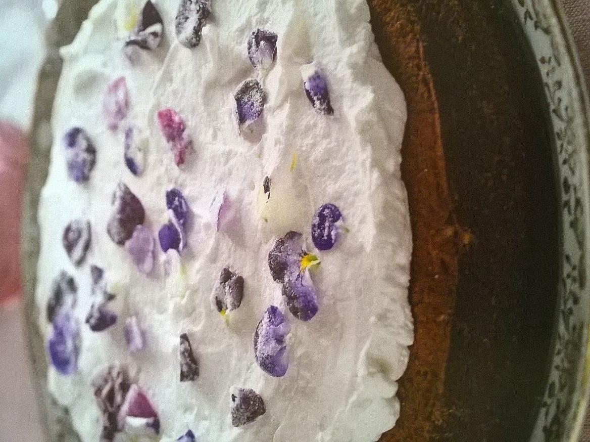 torta con petali di viola