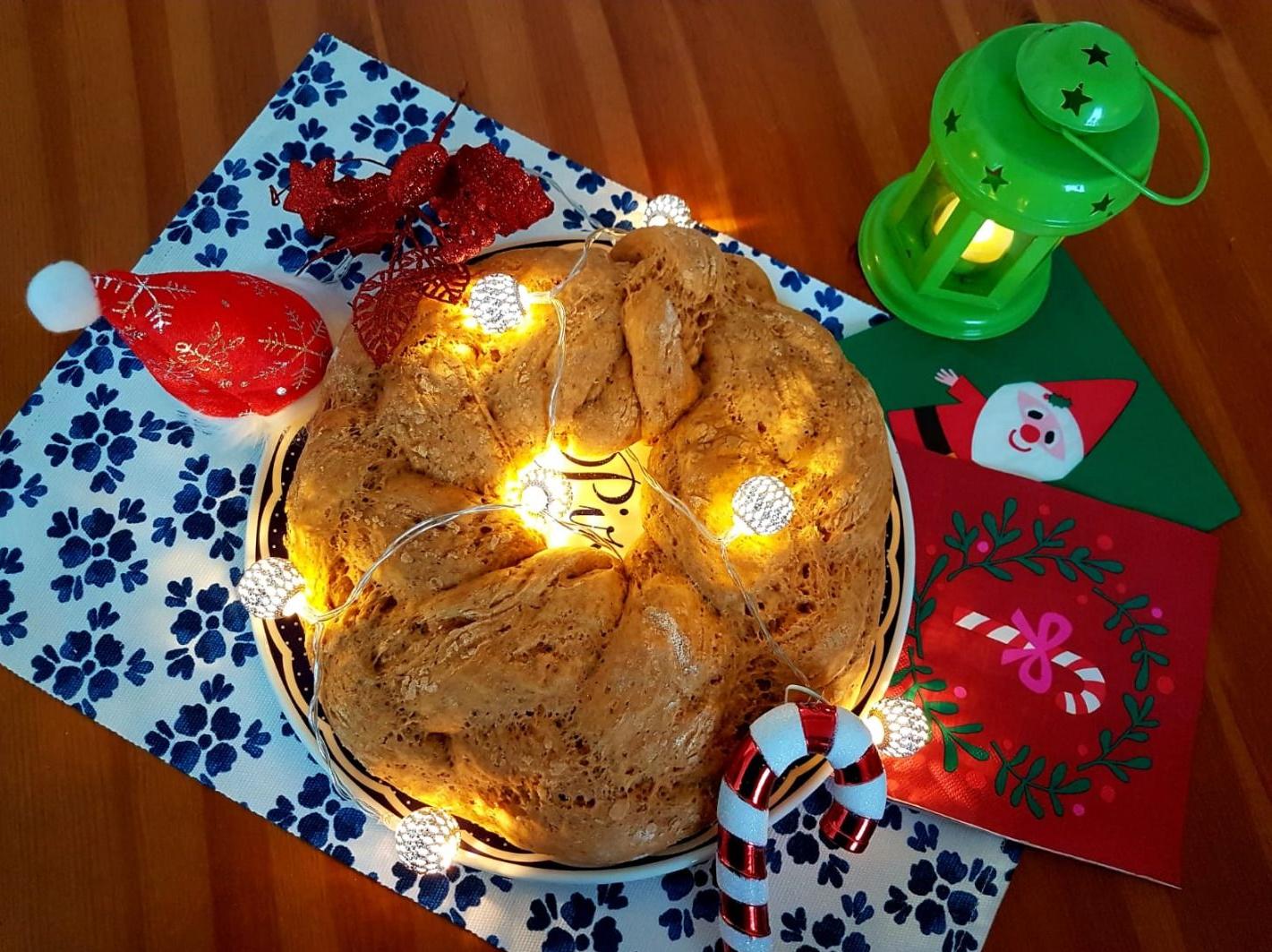 Ghirlanda di pane alle erbe e paprika