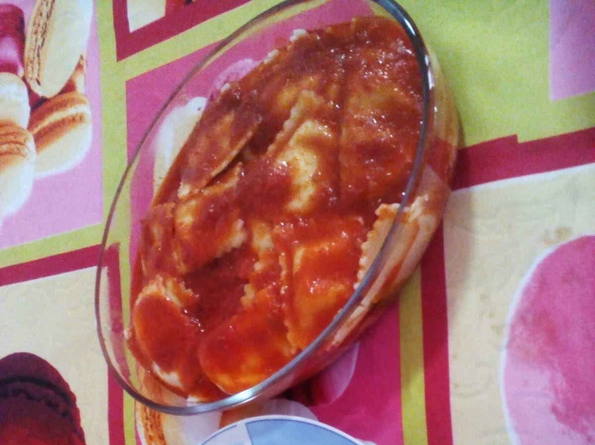 Ravioli con ricotta con sugo di pomodoro