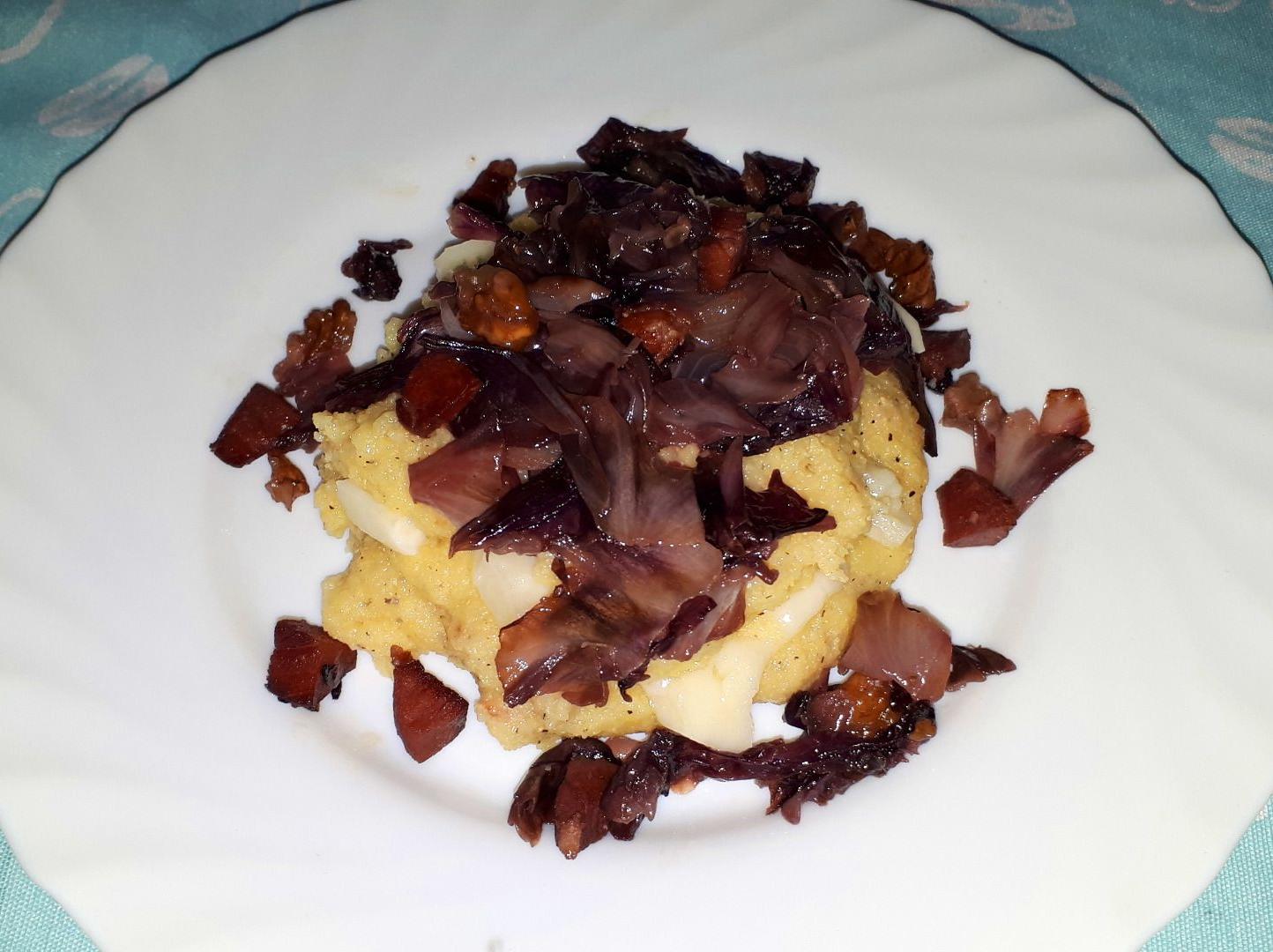 Polenta i 5 cereali con radicchio, speck, noci e fontina