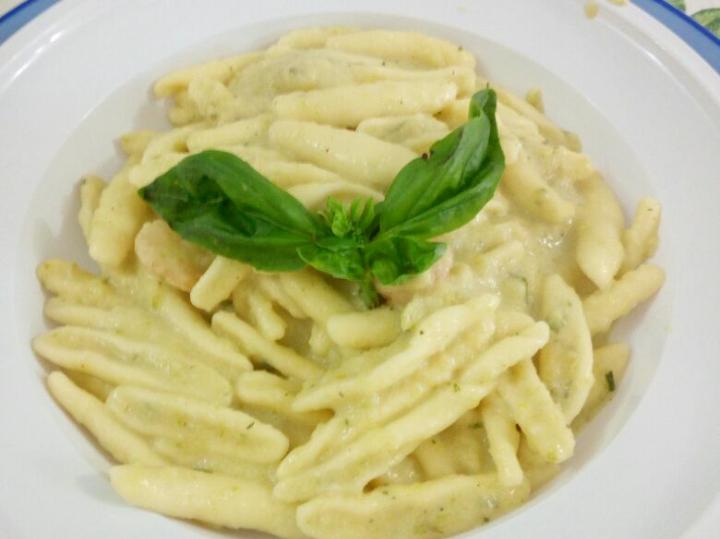 Pasta con crema di zucchine e gamberetti