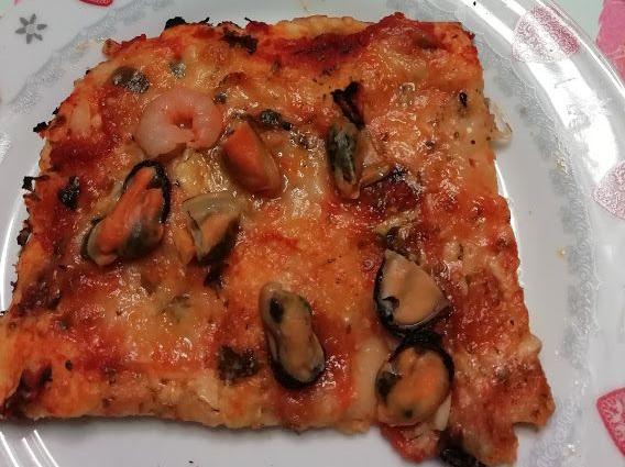 Pizza cozze e gamberetti e pecorino