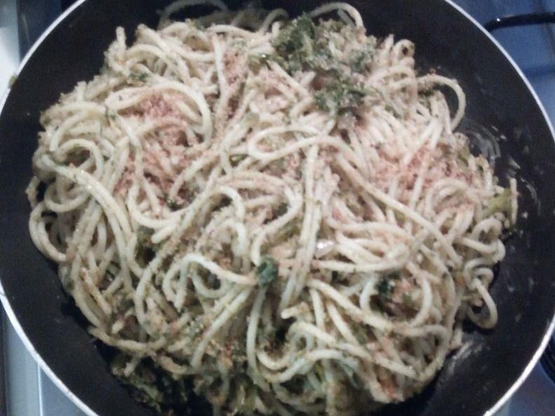Spaghetti con finocchietto selvatico, pinoli e pangrattato